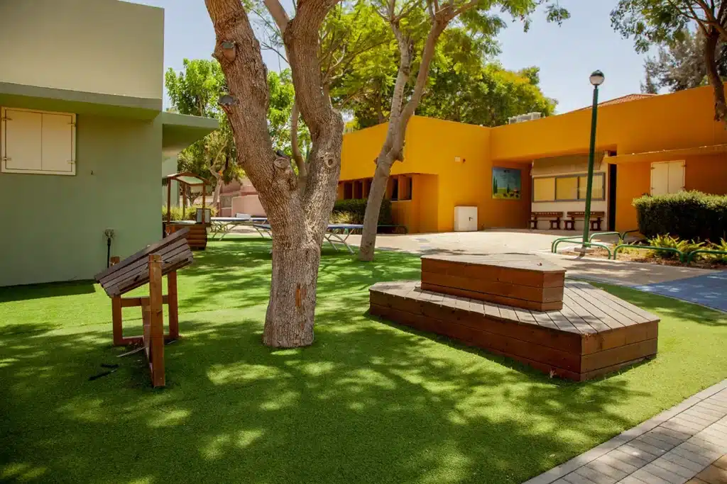 פרויקט שדרוג החצרות בבית הספר אלונים