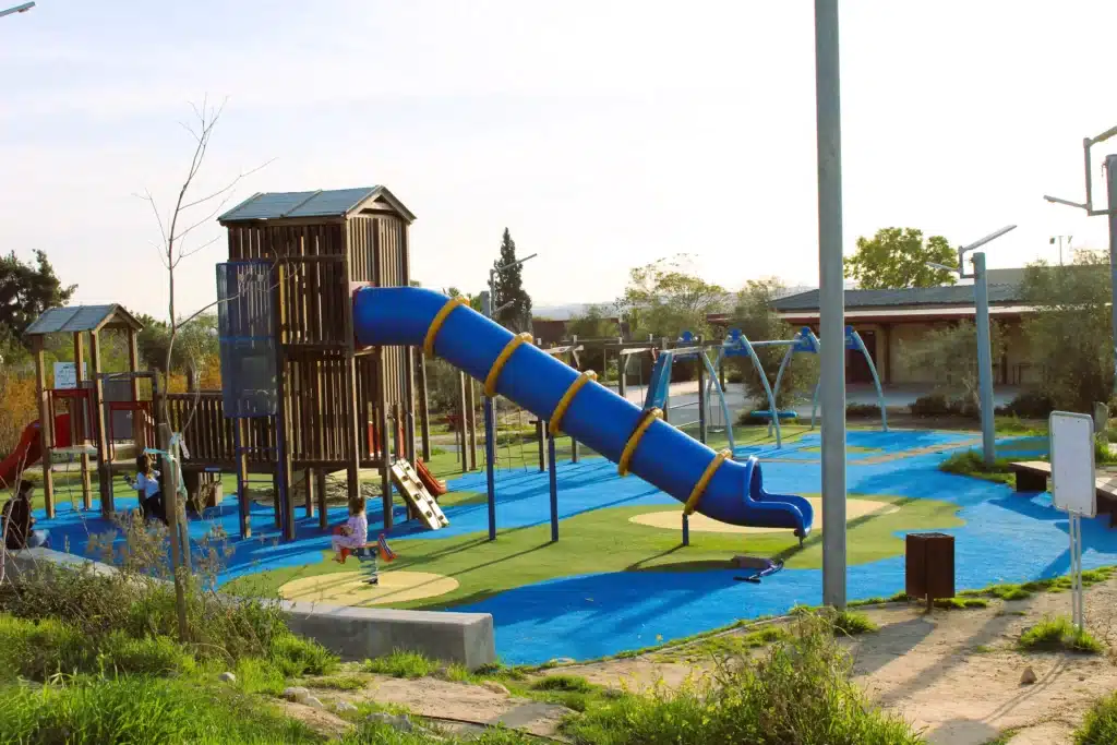 גן השעשועים בקיבוץ כרמים מהווה חלק מפיתוח השצ"פ המרכזי בקיבוץ ומשתרע על פני שטח ירוק ומטופח.