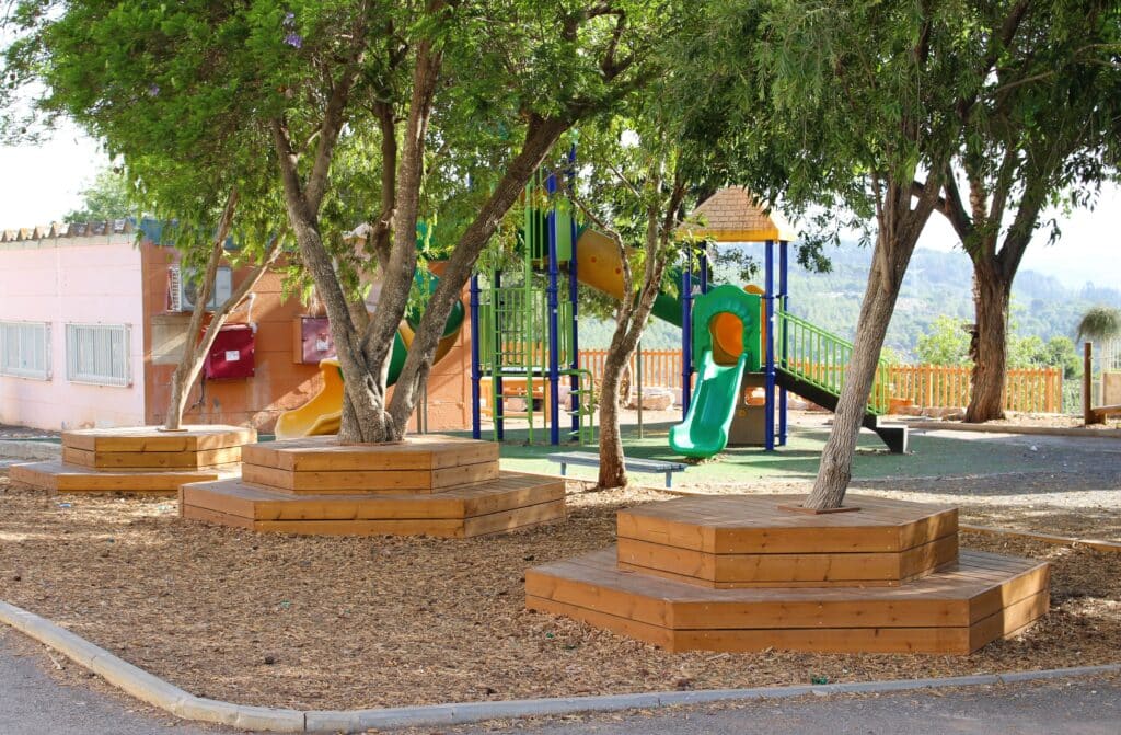 חצר בית ספר טבעית חיפוי רסק גזם